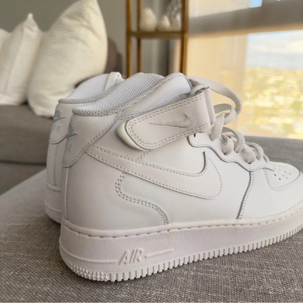 NIKE AIR FORCE 1 MID White High-Top Sneakers - Picture 6 of 9